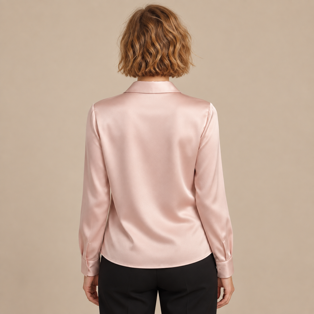 Satijnen damesblouse met gedrapeerde kraag en lange mouwen