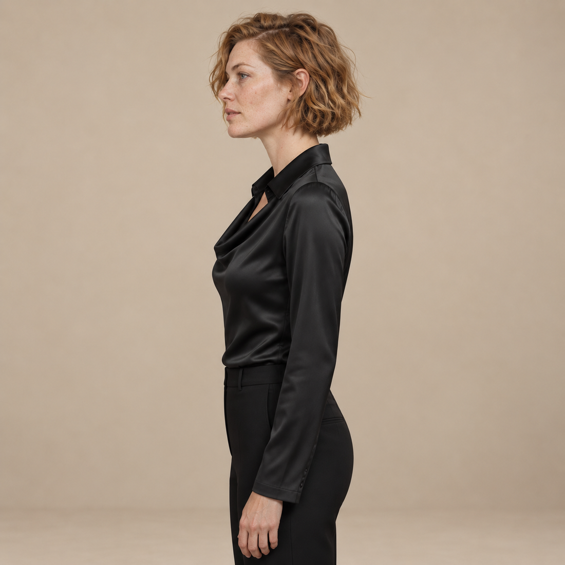 Satijnen damesblouse met gedrapeerde kraag en lange mouwen