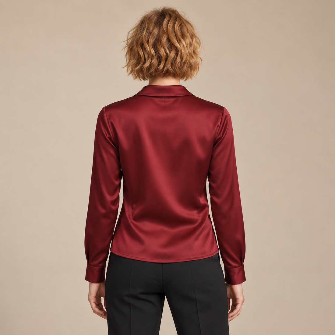 Satijnen damesblouse met gedrapeerde kraag en lange mouwen