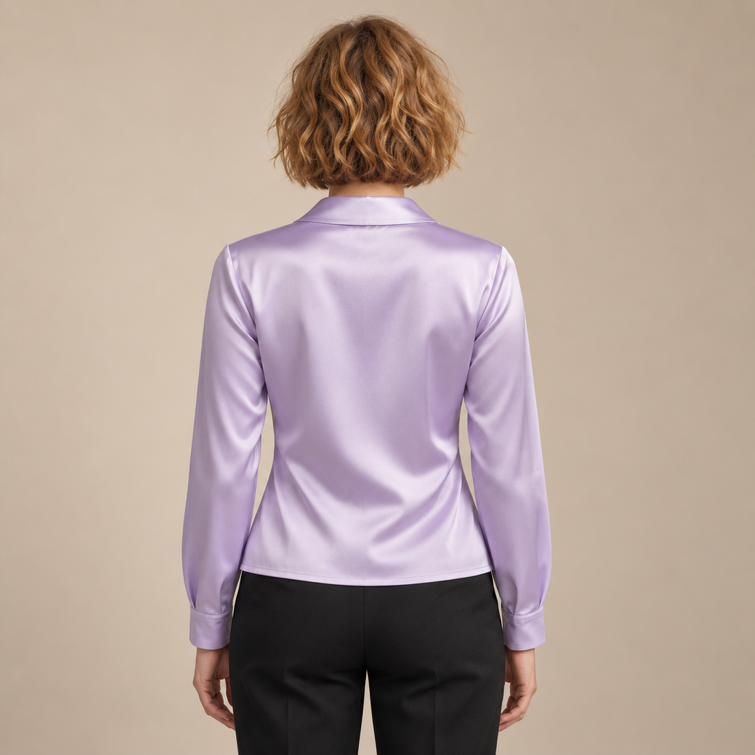 Satijnen damesblouse met gedrapeerde kraag en lange mouwen