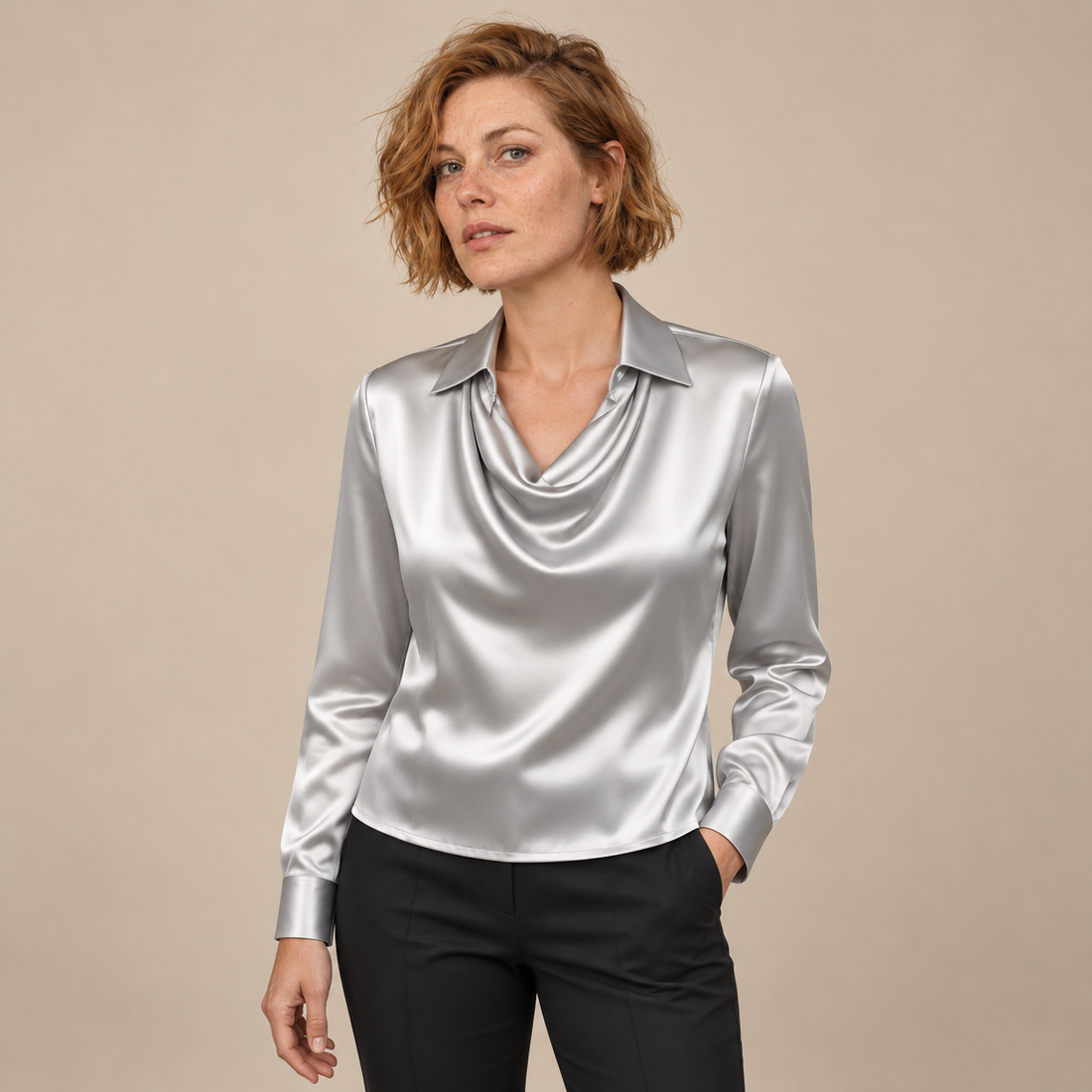 Satijnen damesblouse met gedrapeerde kraag en lange mouwen