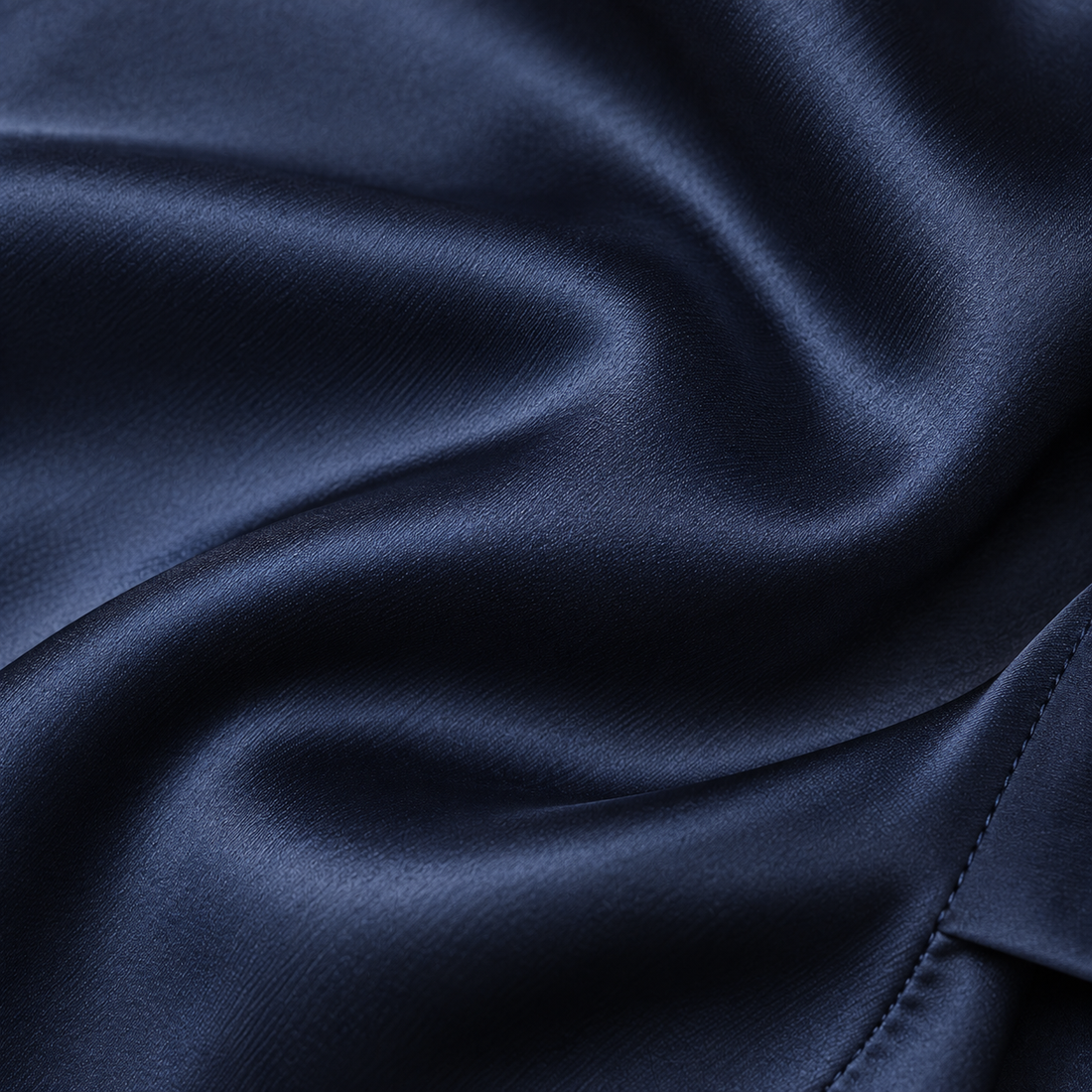 Satijnen damesblouse met gedrapeerde kraag en lange mouwen