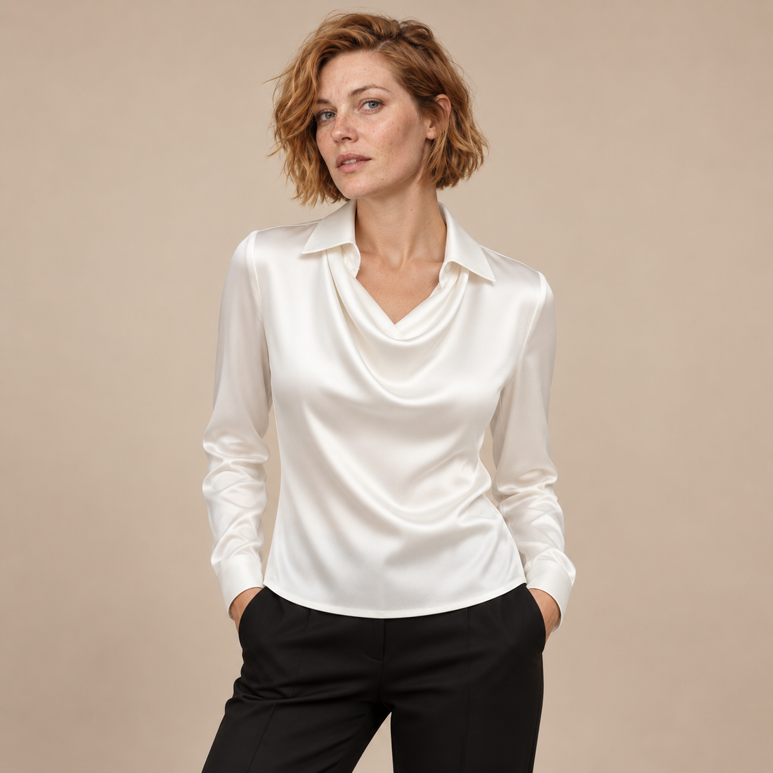 Satijnen damesblouse met gedrapeerde kraag en lange mouwen