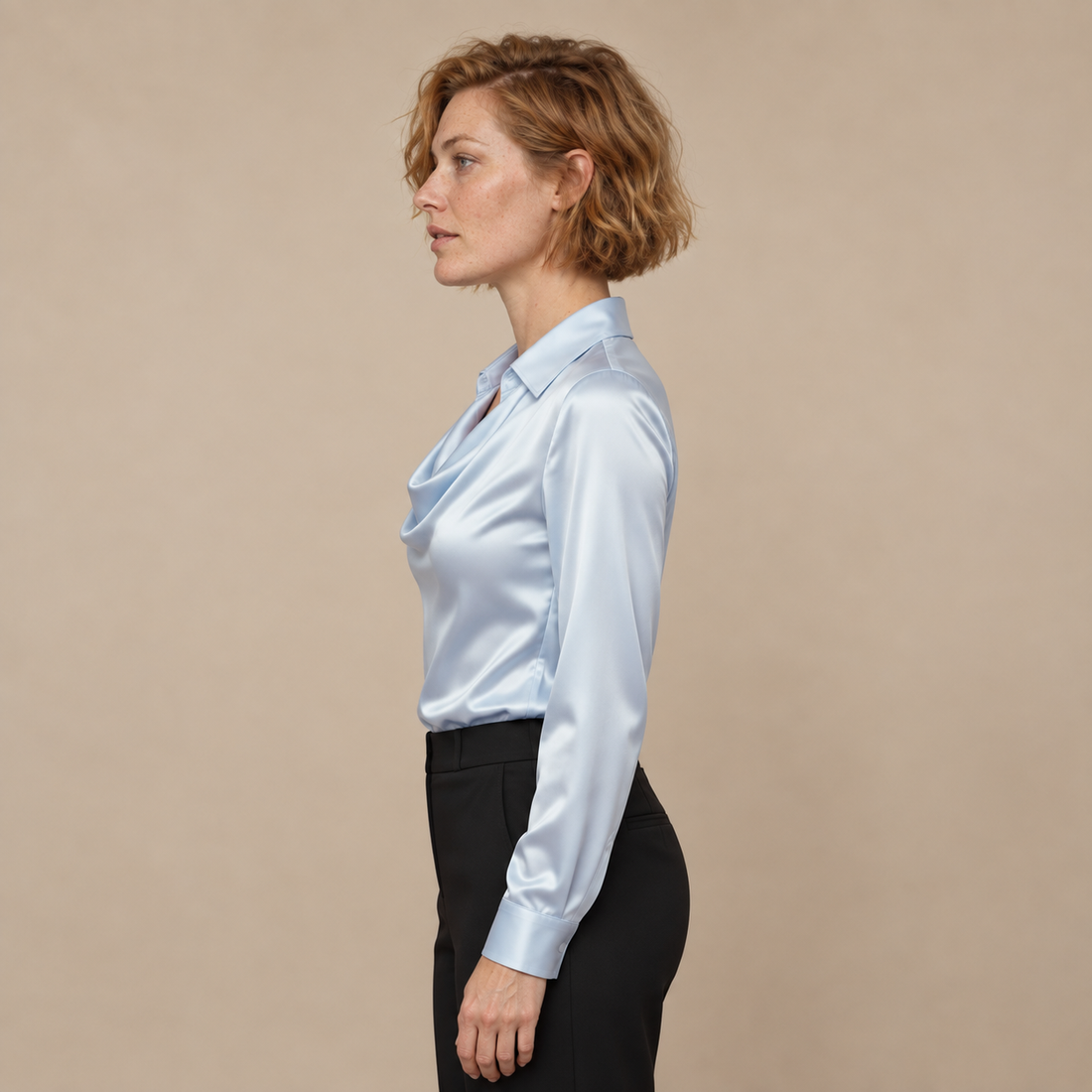 Satijnen damesblouse met gedrapeerde kraag en lange mouwen