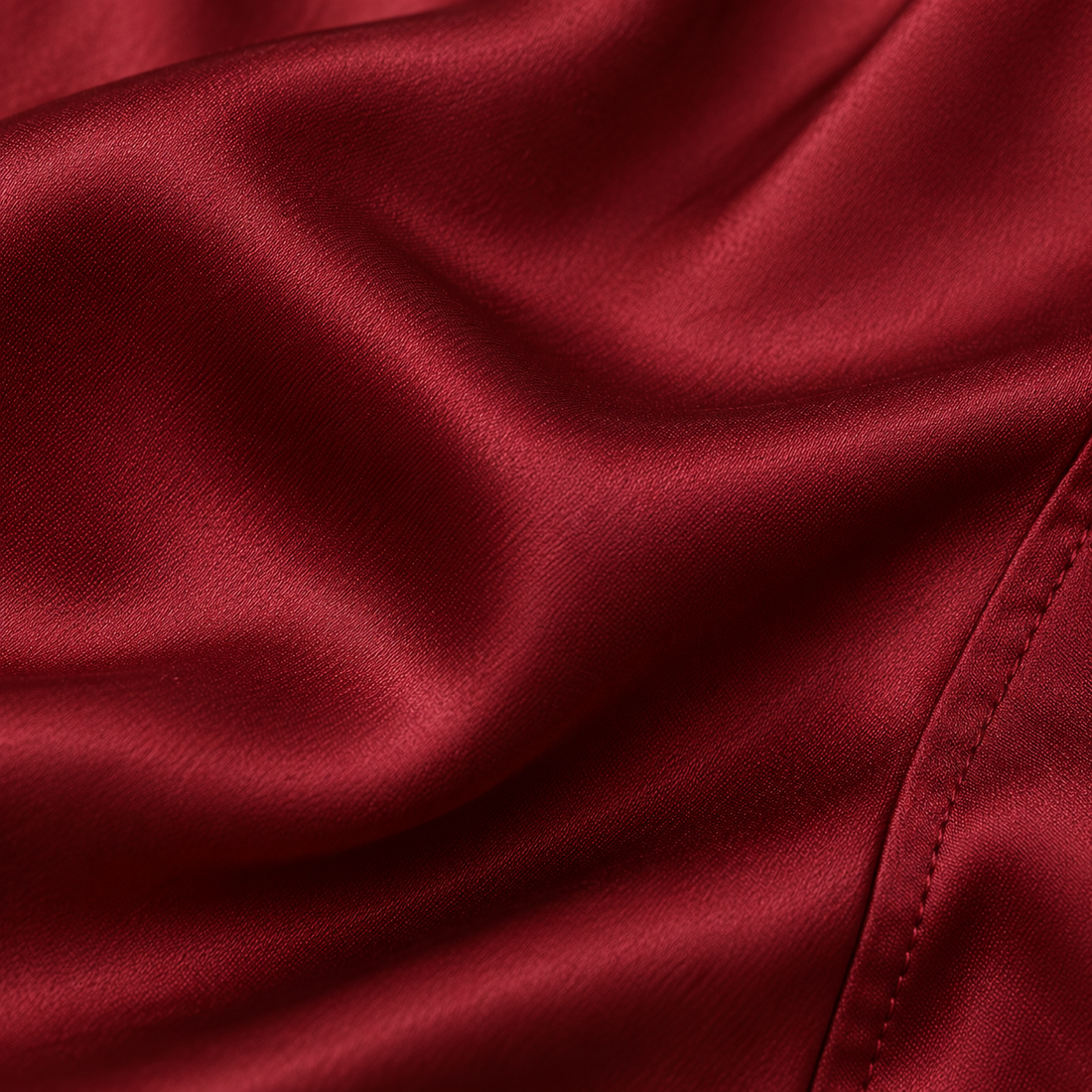 Satijnen damesblouse met gedrapeerde kraag en lange mouwen
