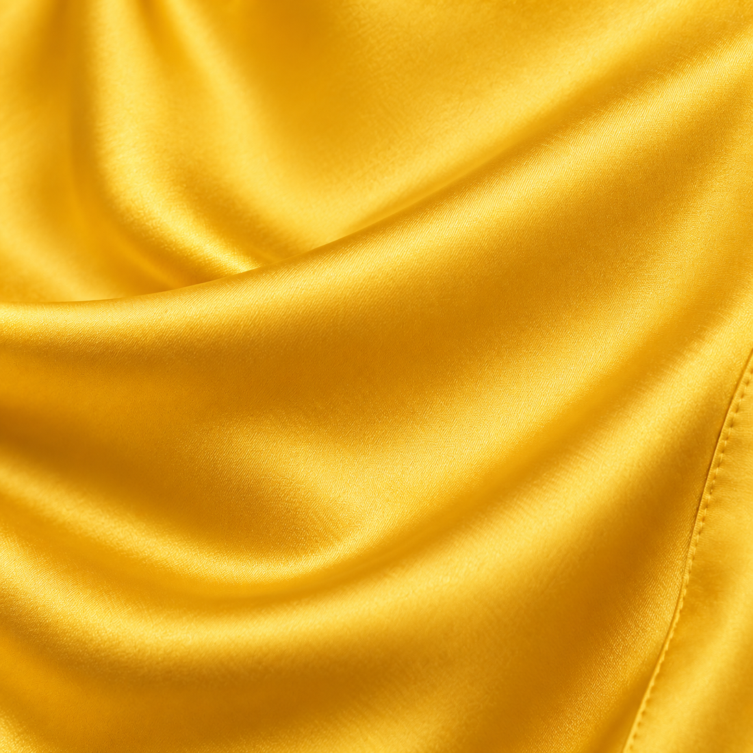 Satijnen damesblouse met gedrapeerde kraag en lange mouwen