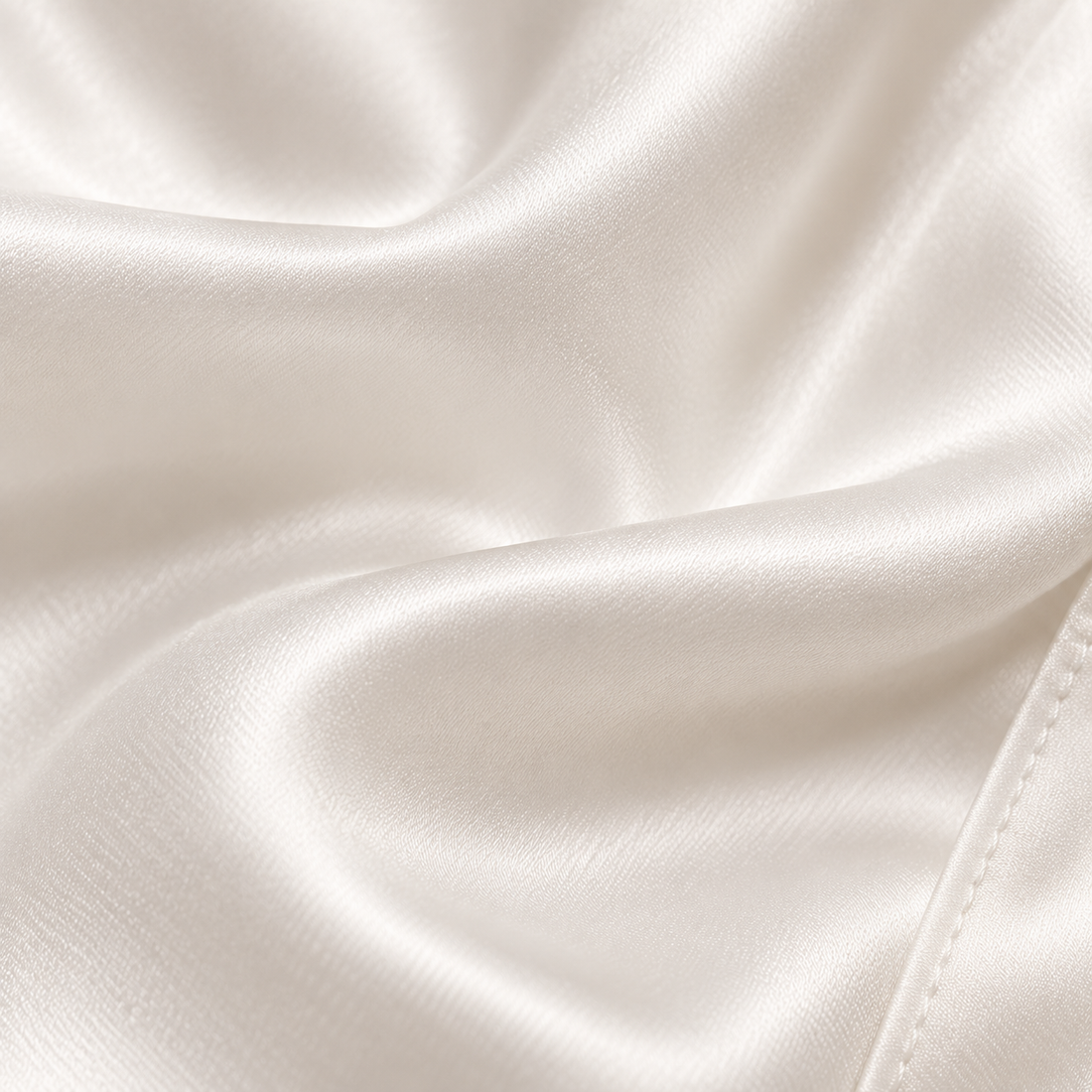 Satijnen damesblouse met gedrapeerde kraag en lange mouwen