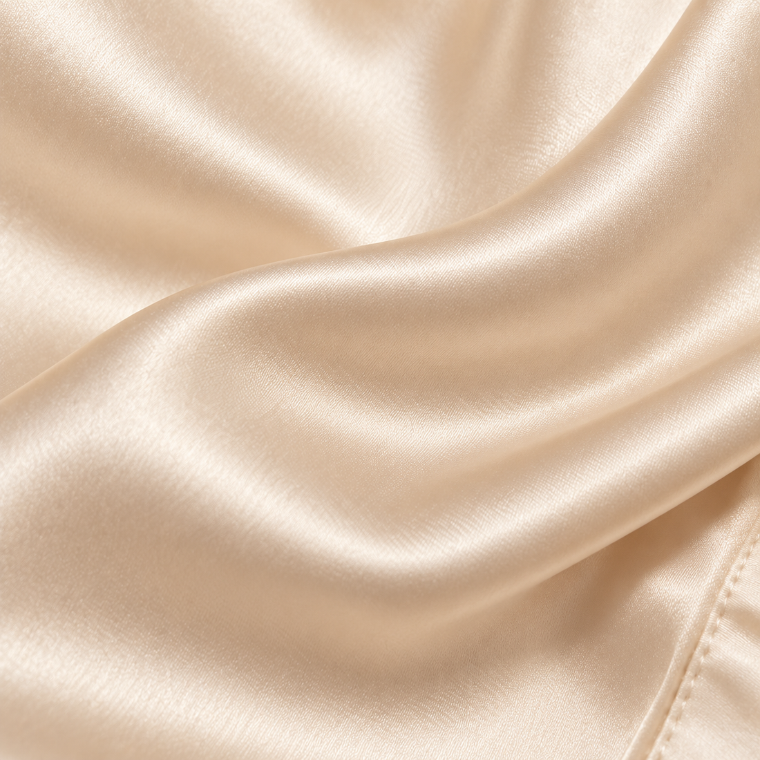 Satijnen damesblouse met gedrapeerde kraag en lange mouwen