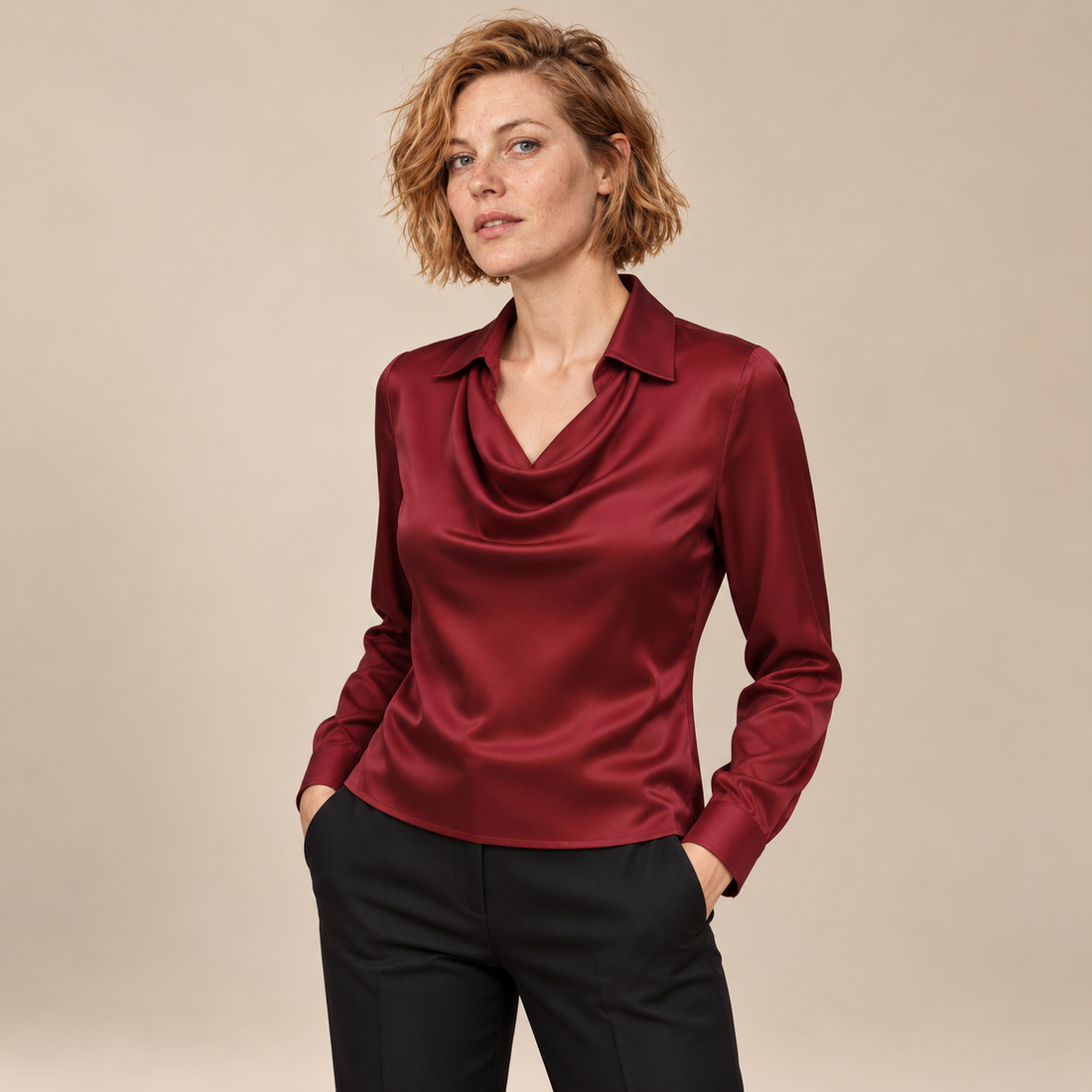 Satijnen damesblouse met gedrapeerde kraag en lange mouwen