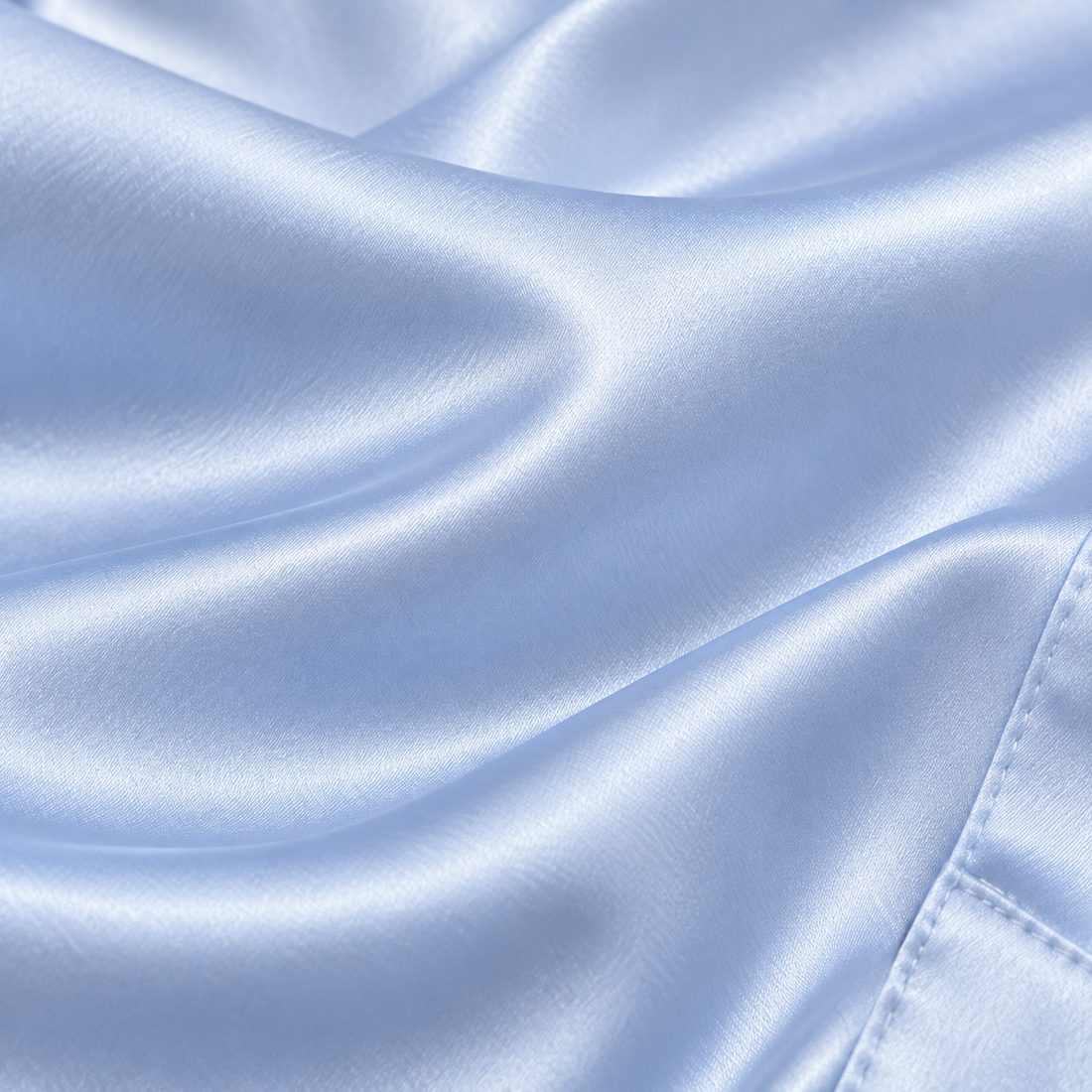 Satijnen damesblouse met gedrapeerde kraag en lange mouwen