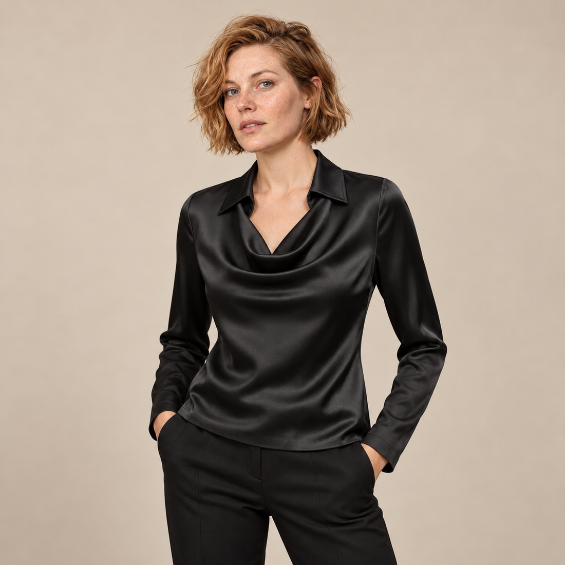Satijnen damesblouse met gedrapeerde kraag en lange mouwen