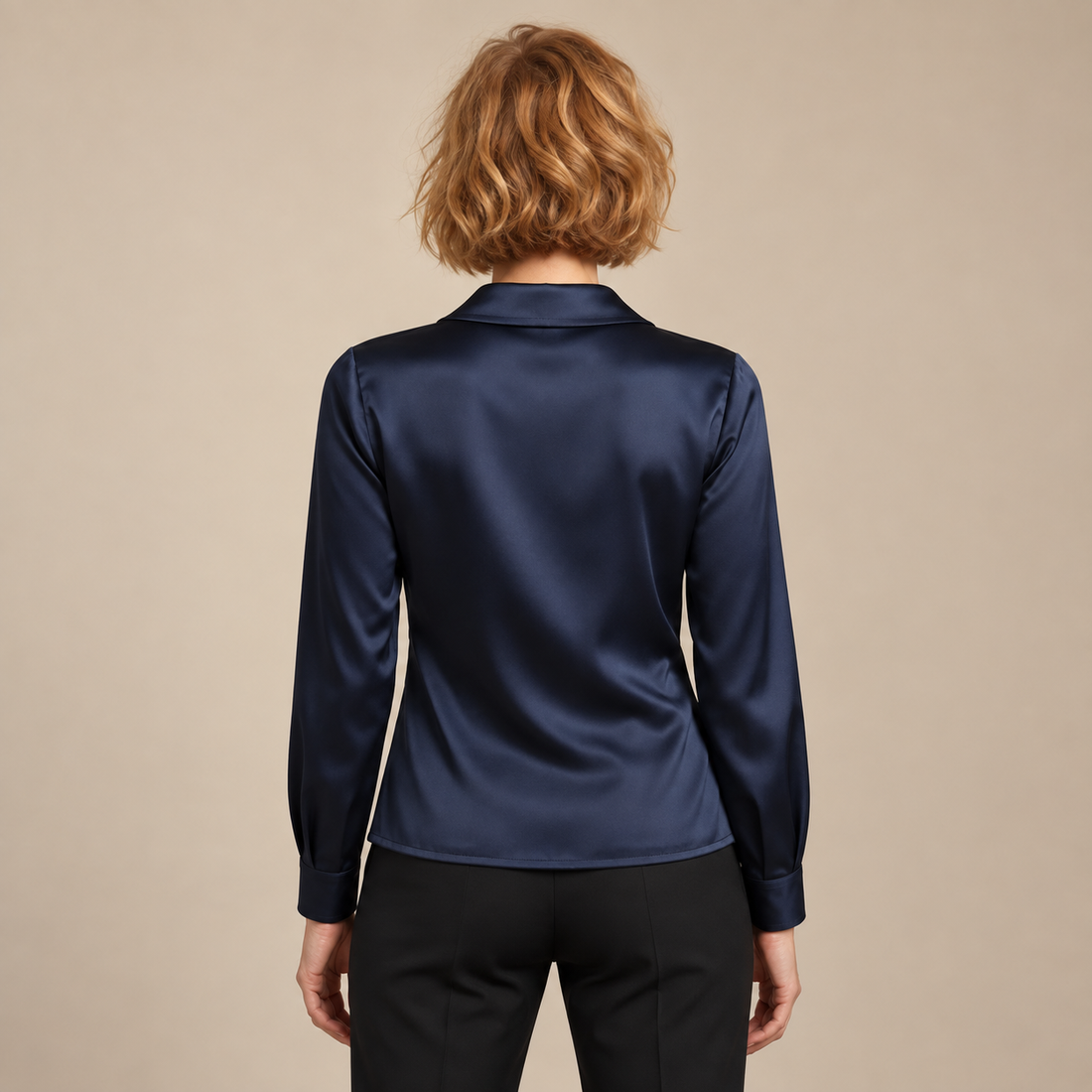 Satijnen damesblouse met gedrapeerde kraag en lange mouwen