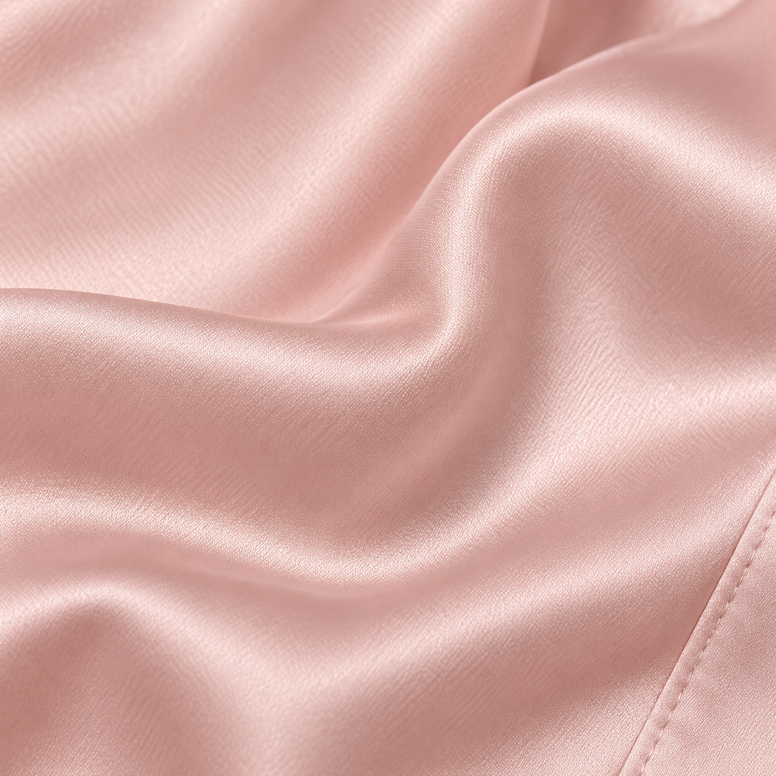 Satijnen damesblouse met gedrapeerde kraag en lange mouwen