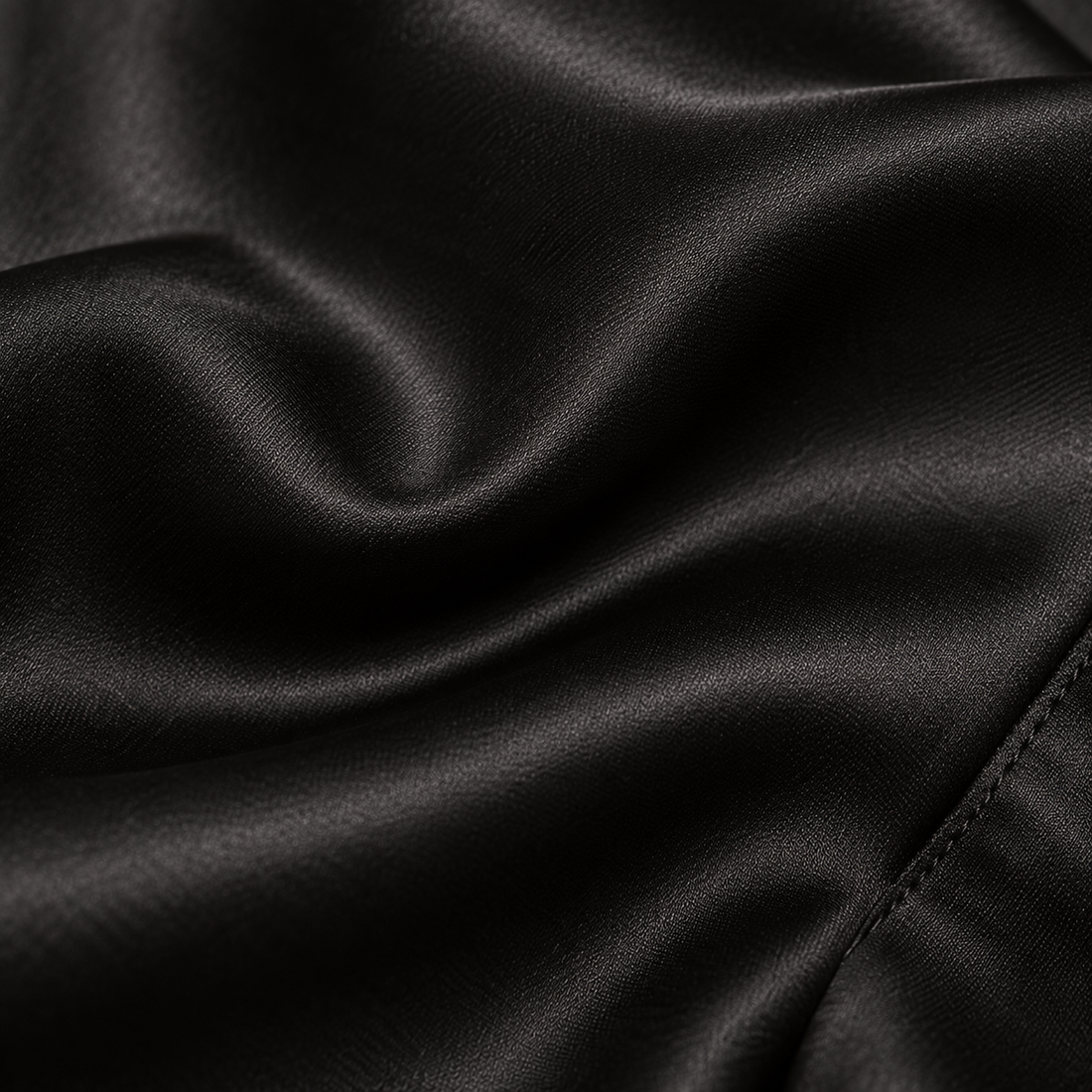 Satijnen damesblouse met gedrapeerde kraag en lange mouwen