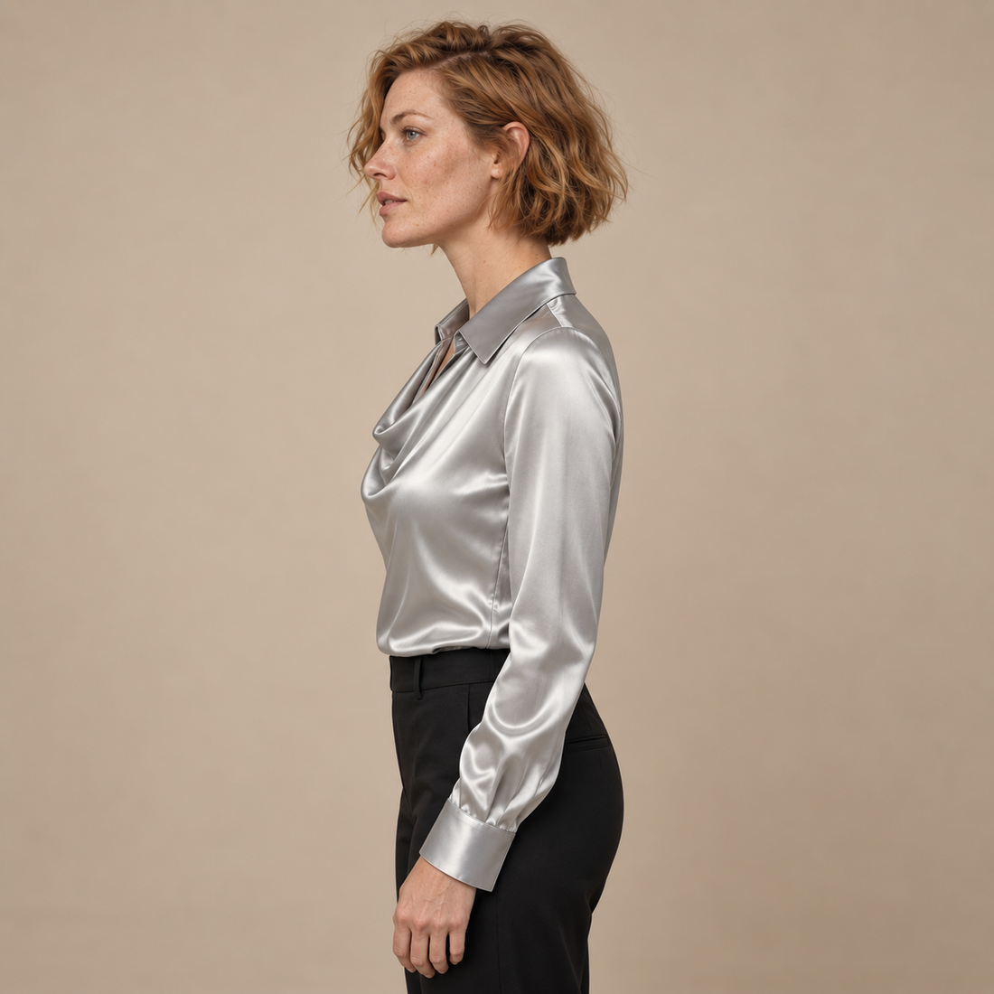 Satijnen damesblouse met gedrapeerde kraag en lange mouwen