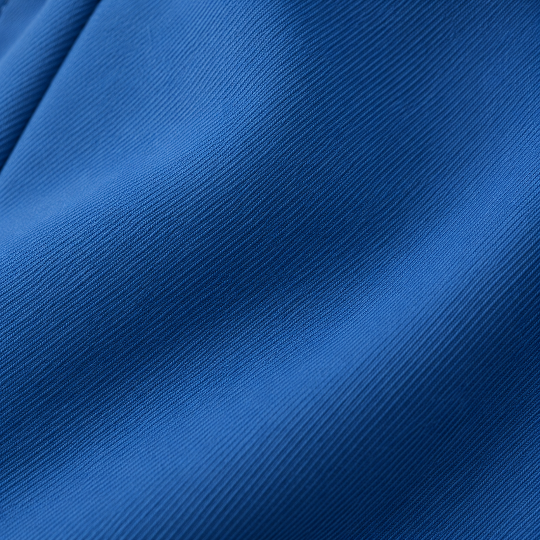 Dubbelrijige damestrenchcoat met strikceintuur