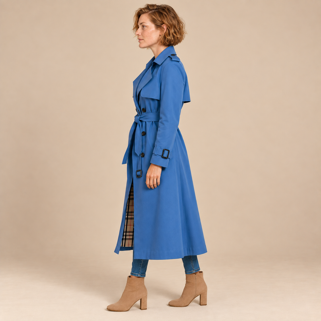 Dubbelrijige damestrenchcoat met strikceintuur