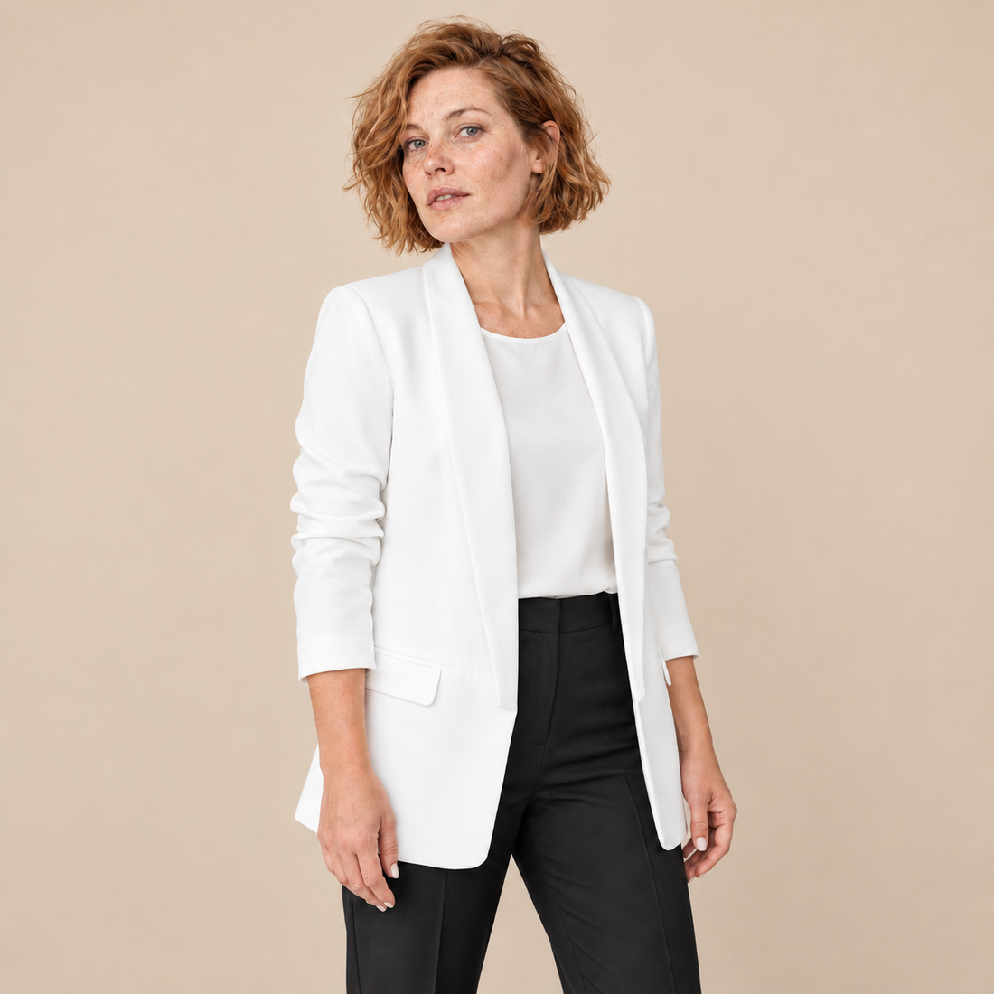 Damesblazer met overslagkraag en getailleerde pasvorm