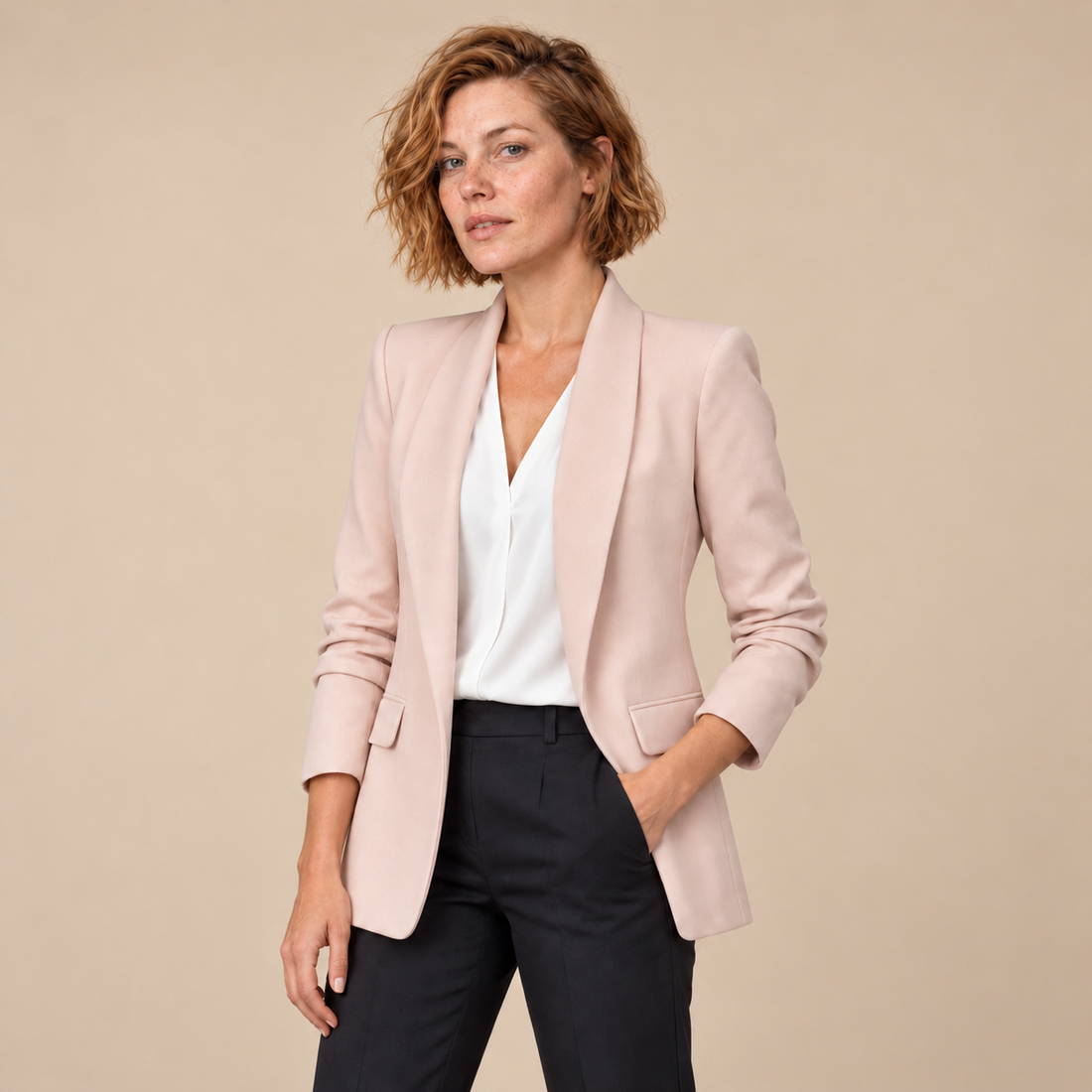 Damesblazer met overslagkraag en getailleerde pasvorm
