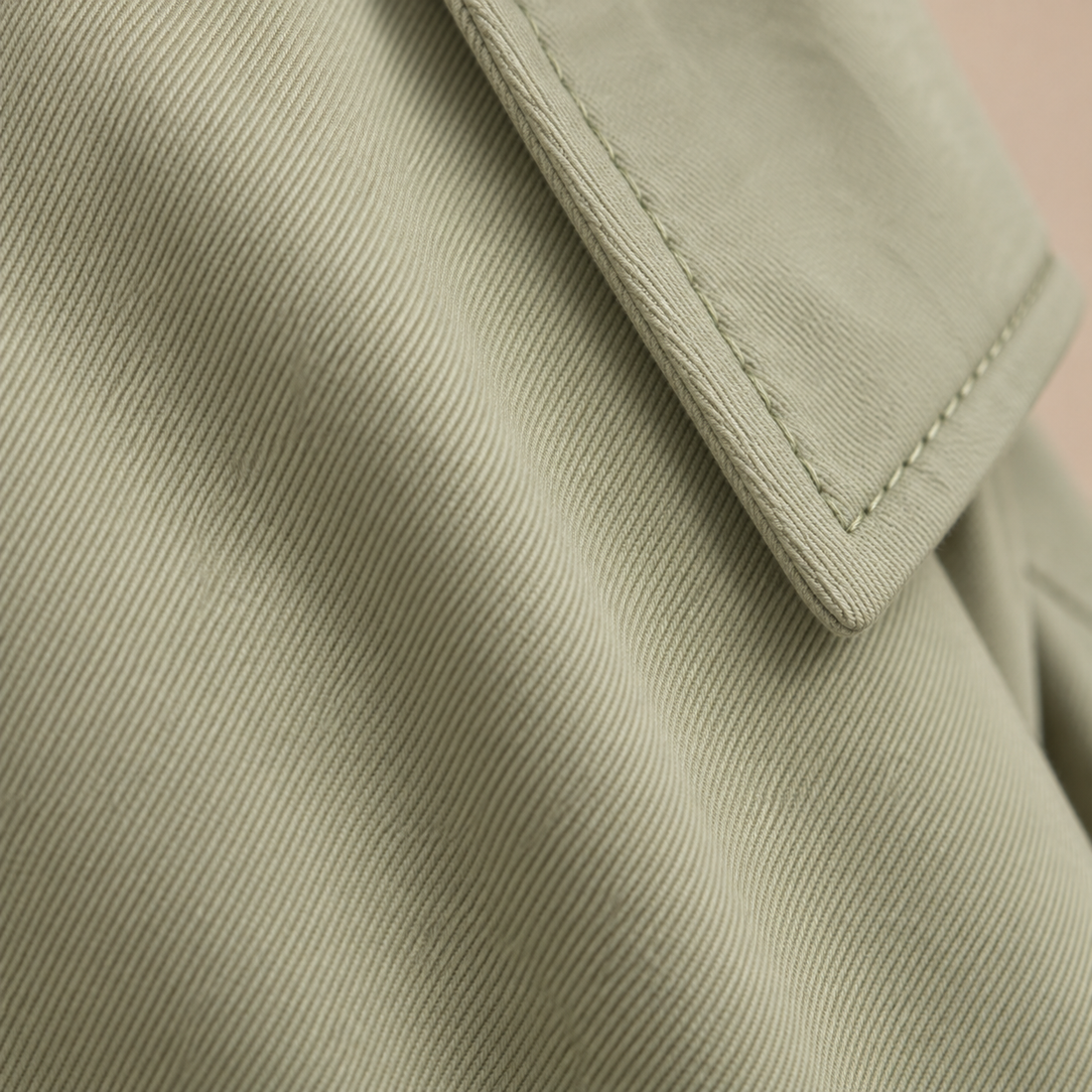 Lange damestrenchcoat met ceintuur en brede kraag