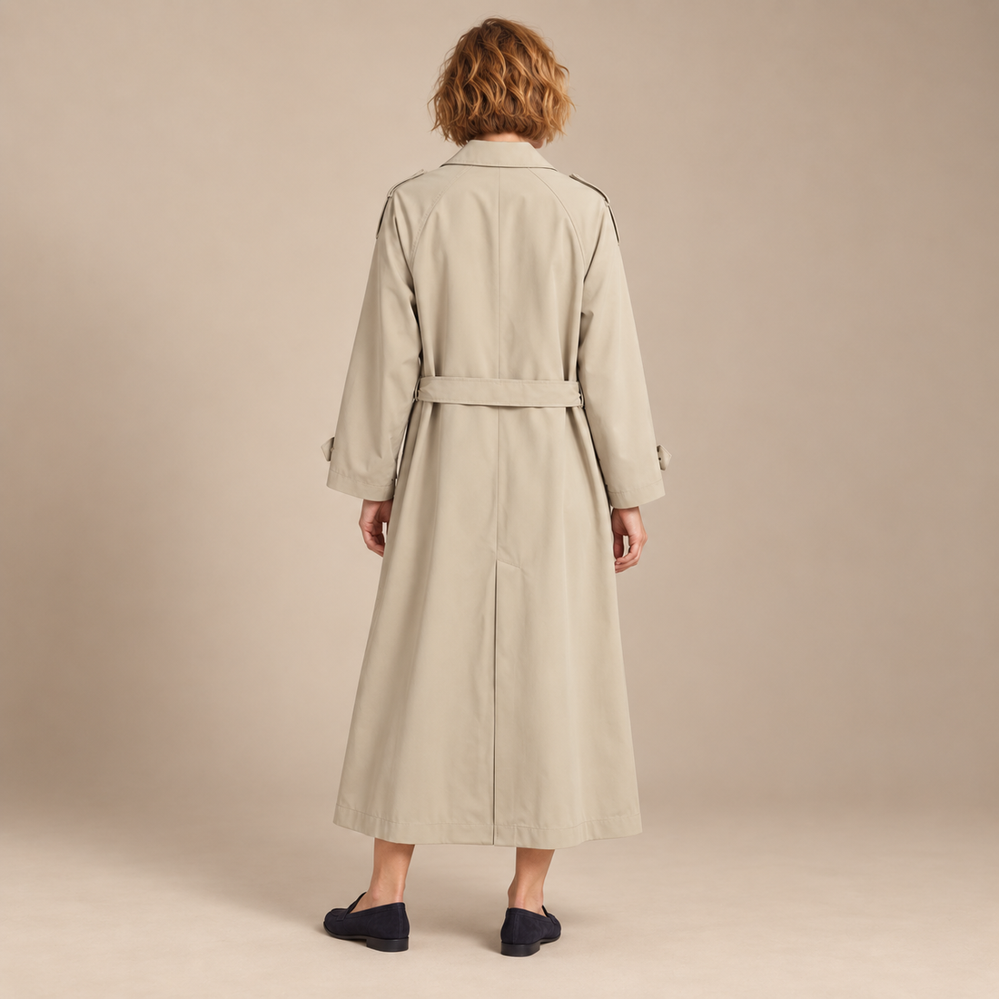 Lange damestrenchcoat met ceintuur en brede kraag