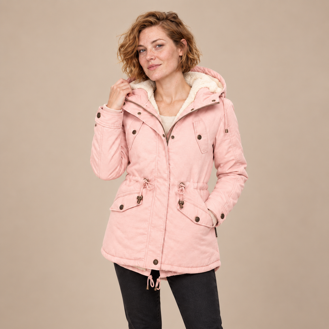 Damesparka met capuchon en sherpavoering voor de winter