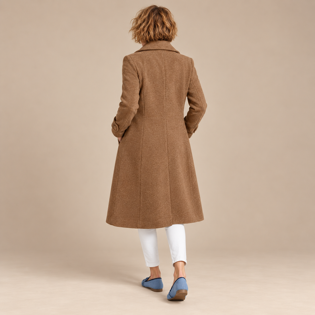Halflange dubbelrijige damestrenchcoat met ceintuur en brede revers