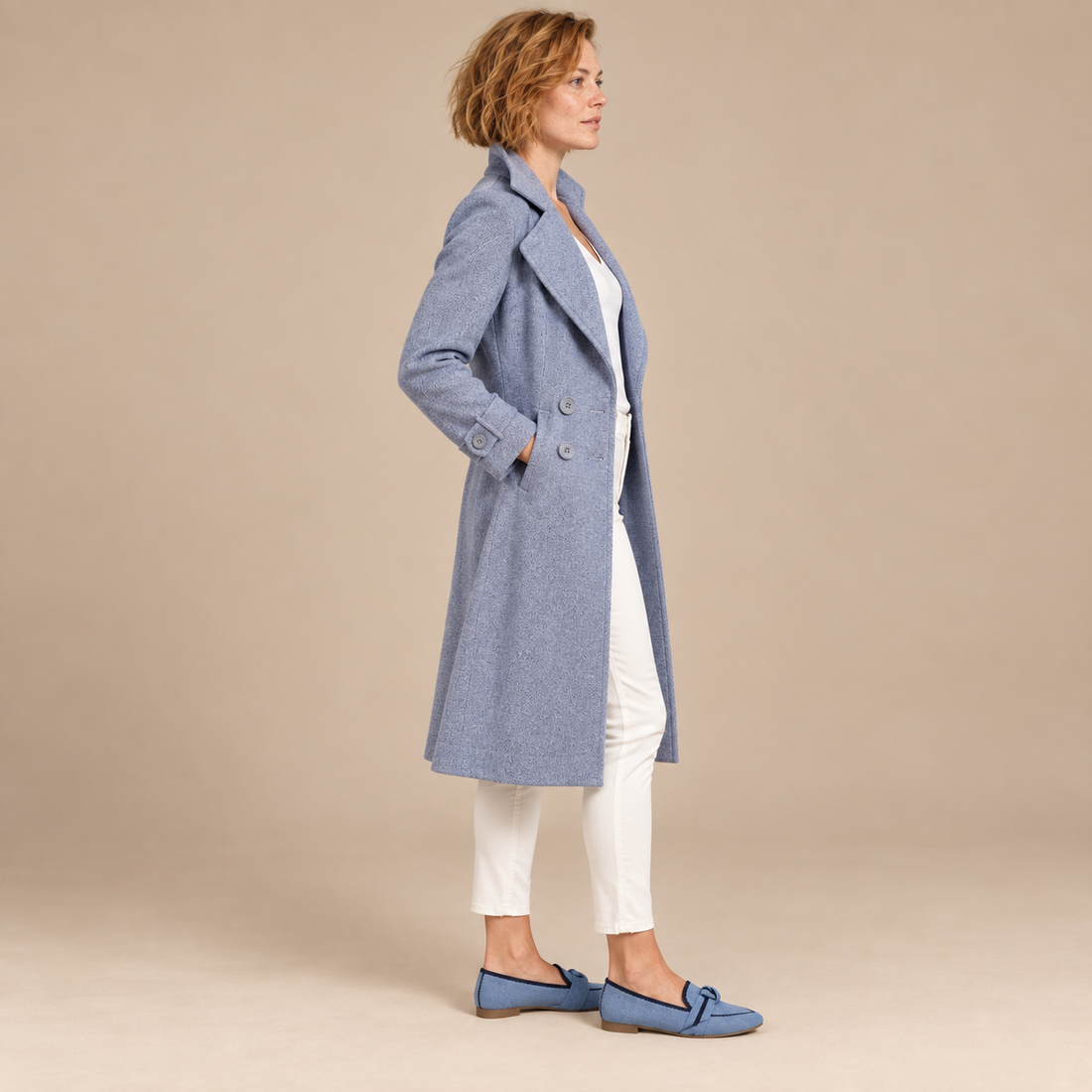 Halflange dubbelrijige damestrenchcoat met ceintuur en brede revers