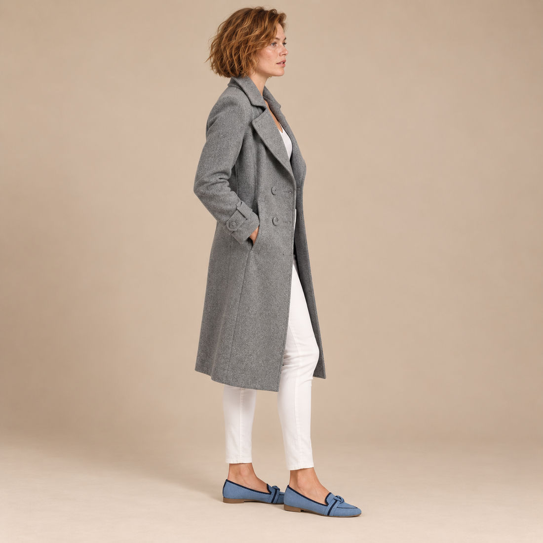 Halflange dubbelrijige damestrenchcoat met ceintuur en brede revers