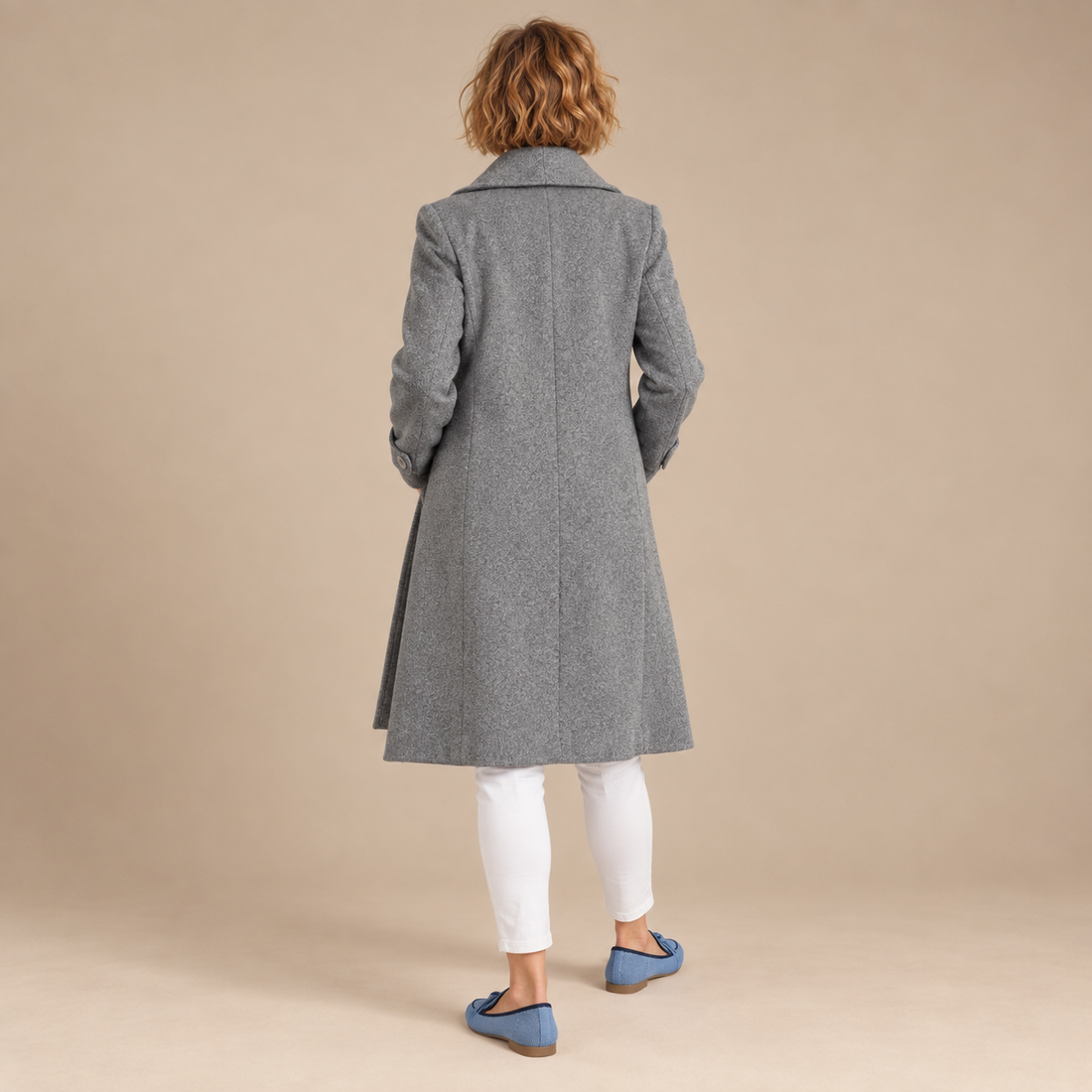 Halflange dubbelrijige damestrenchcoat met ceintuur en brede revers