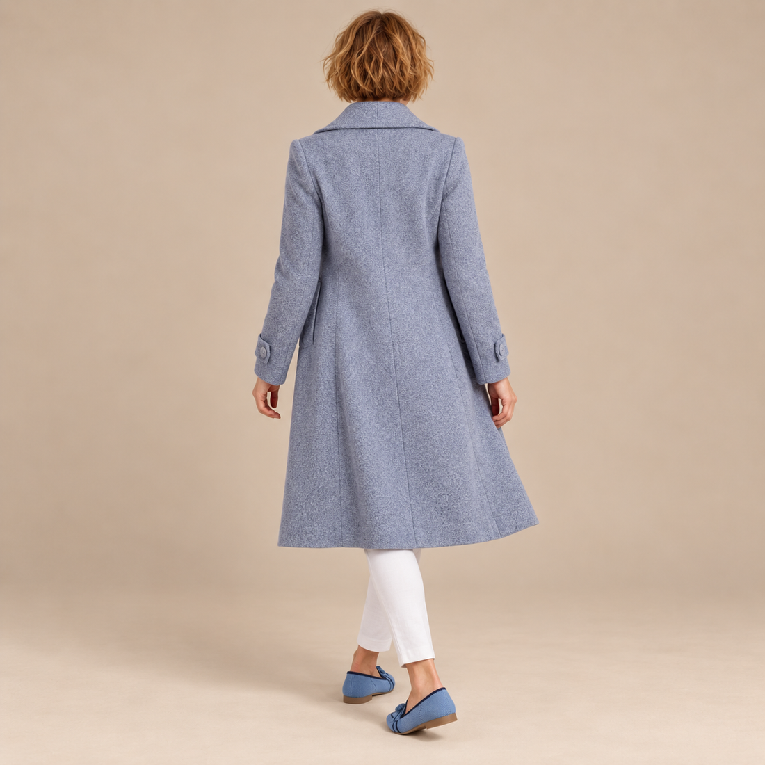 Halflange dubbelrijige damestrenchcoat met ceintuur en brede revers