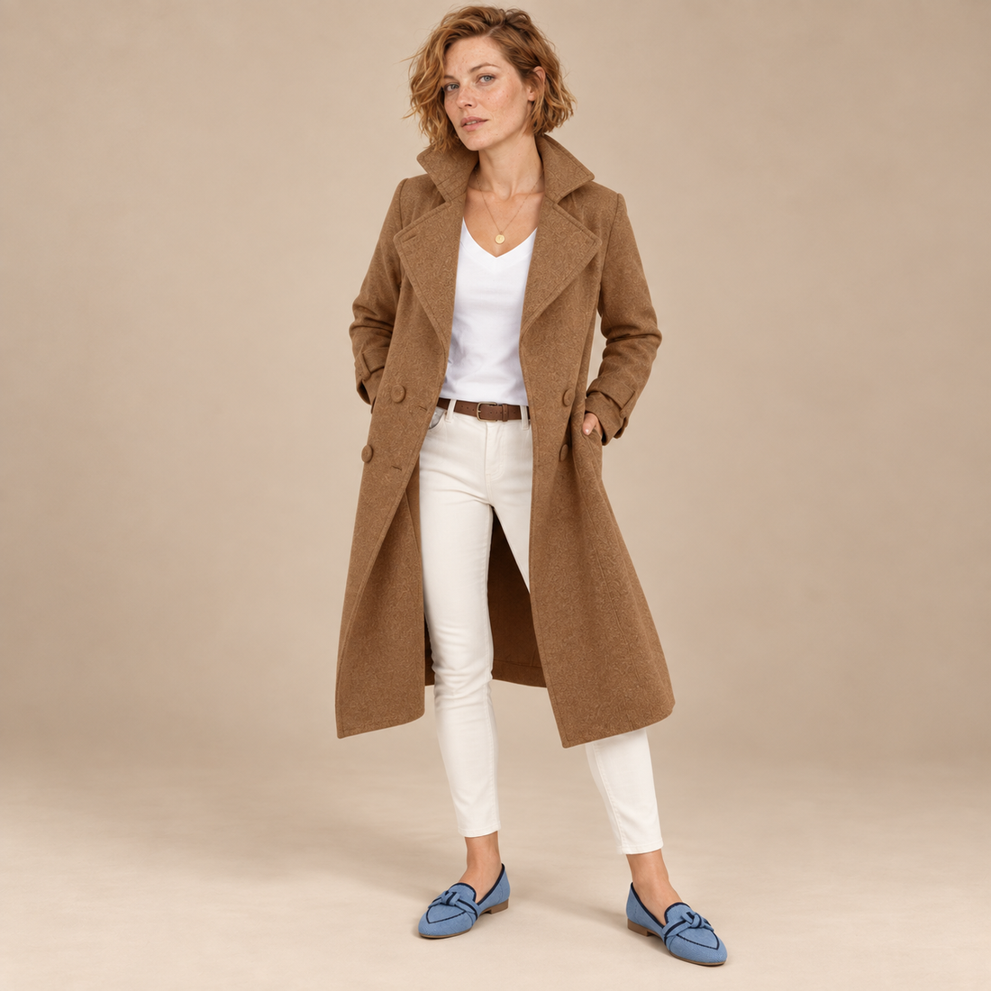 Halflange dubbelrijige damestrenchcoat met ceintuur en brede revers