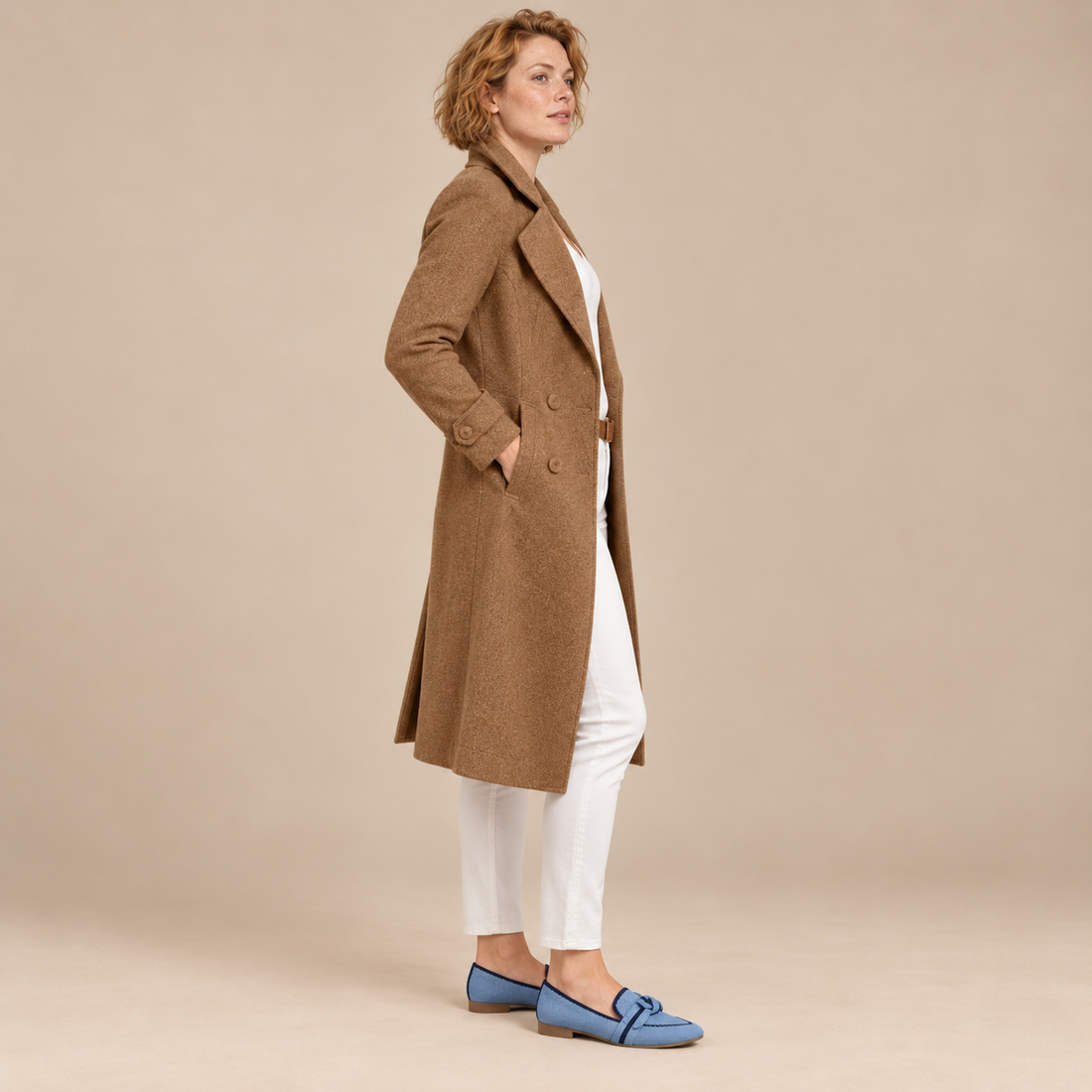 Halflange dubbelrijige damestrenchcoat met ceintuur en brede revers
