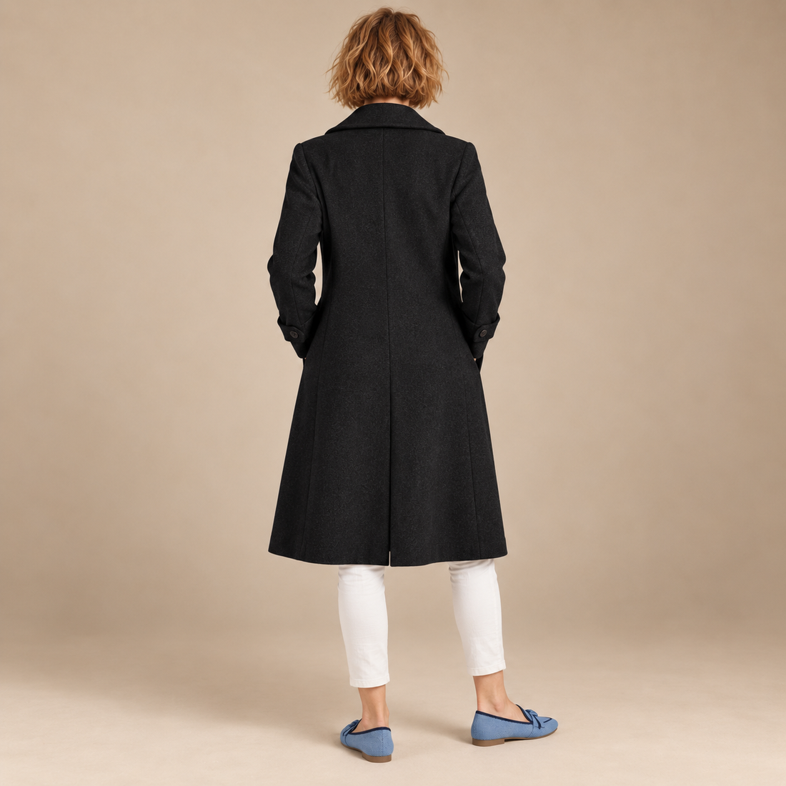 Halflange dubbelrijige damestrenchcoat met ceintuur en brede revers