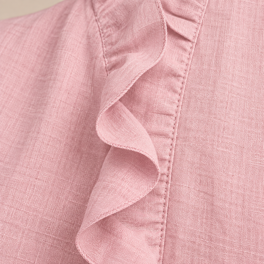 Damesblouse met ruches bij de hals en lange mouwen