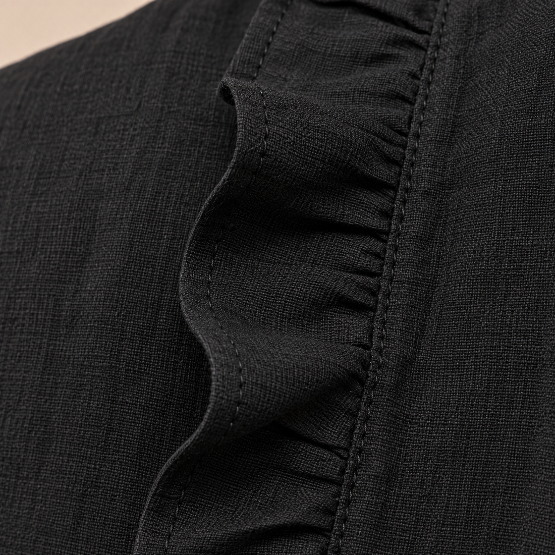 Damesblouse met ruches bij de hals en lange mouwen