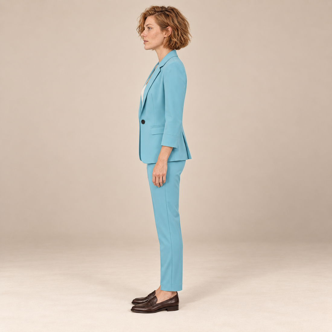 Damespak met getailleerde blazer en pantalon