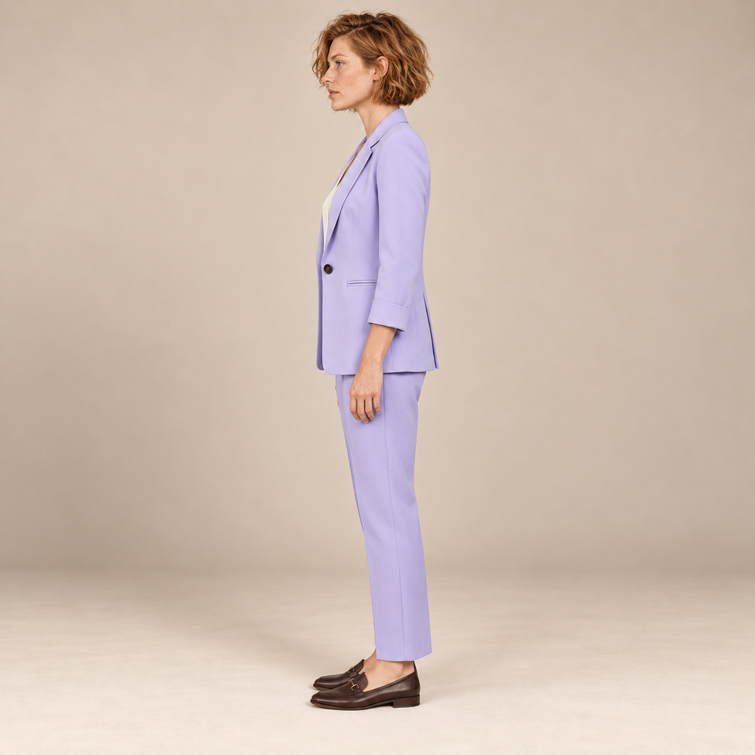 Damespak met getailleerde blazer en pantalon