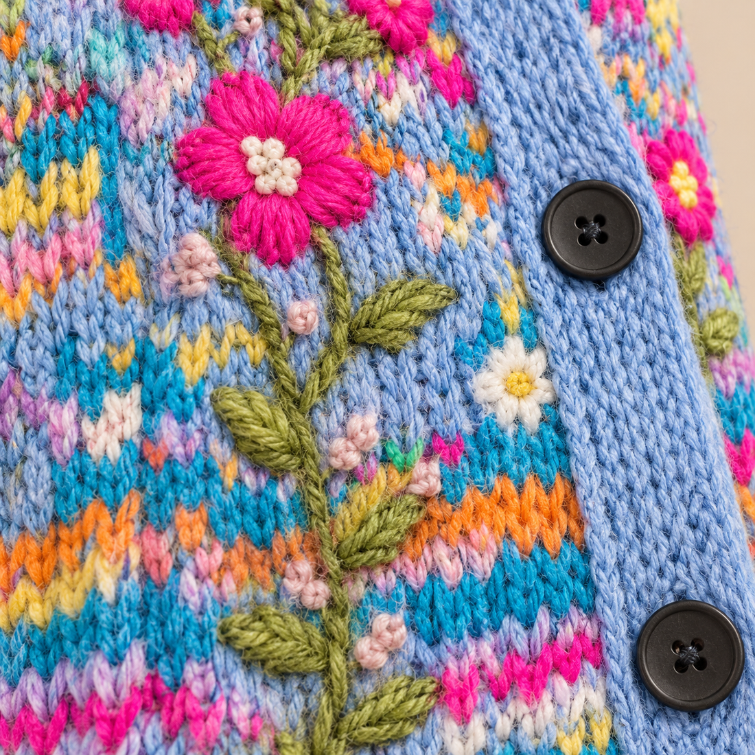 Gebreid damesvest met bloemenborduursel en knoopsluiting