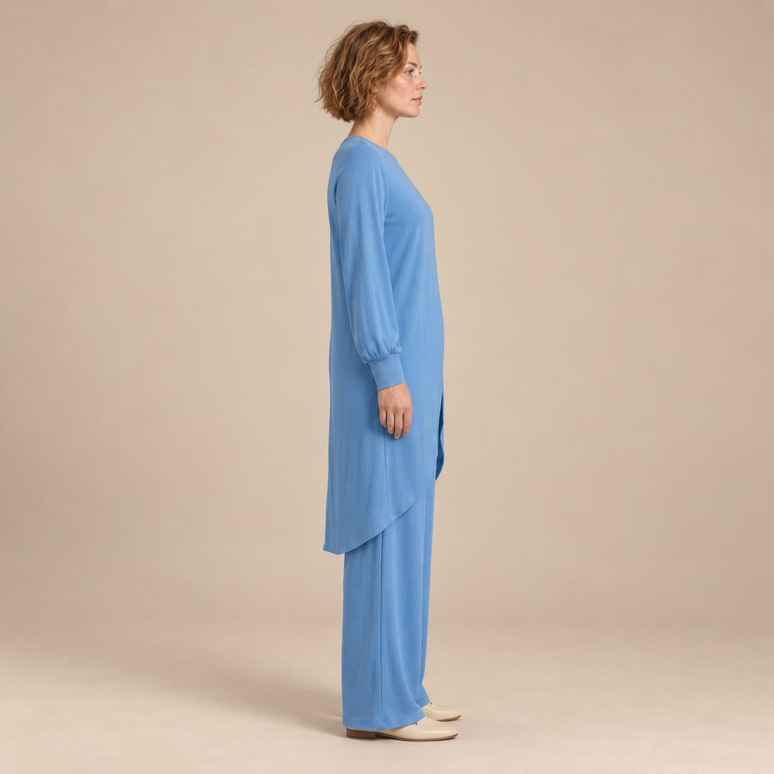 Damesset van blouse en broek met lange mouwen en rechte pijpen