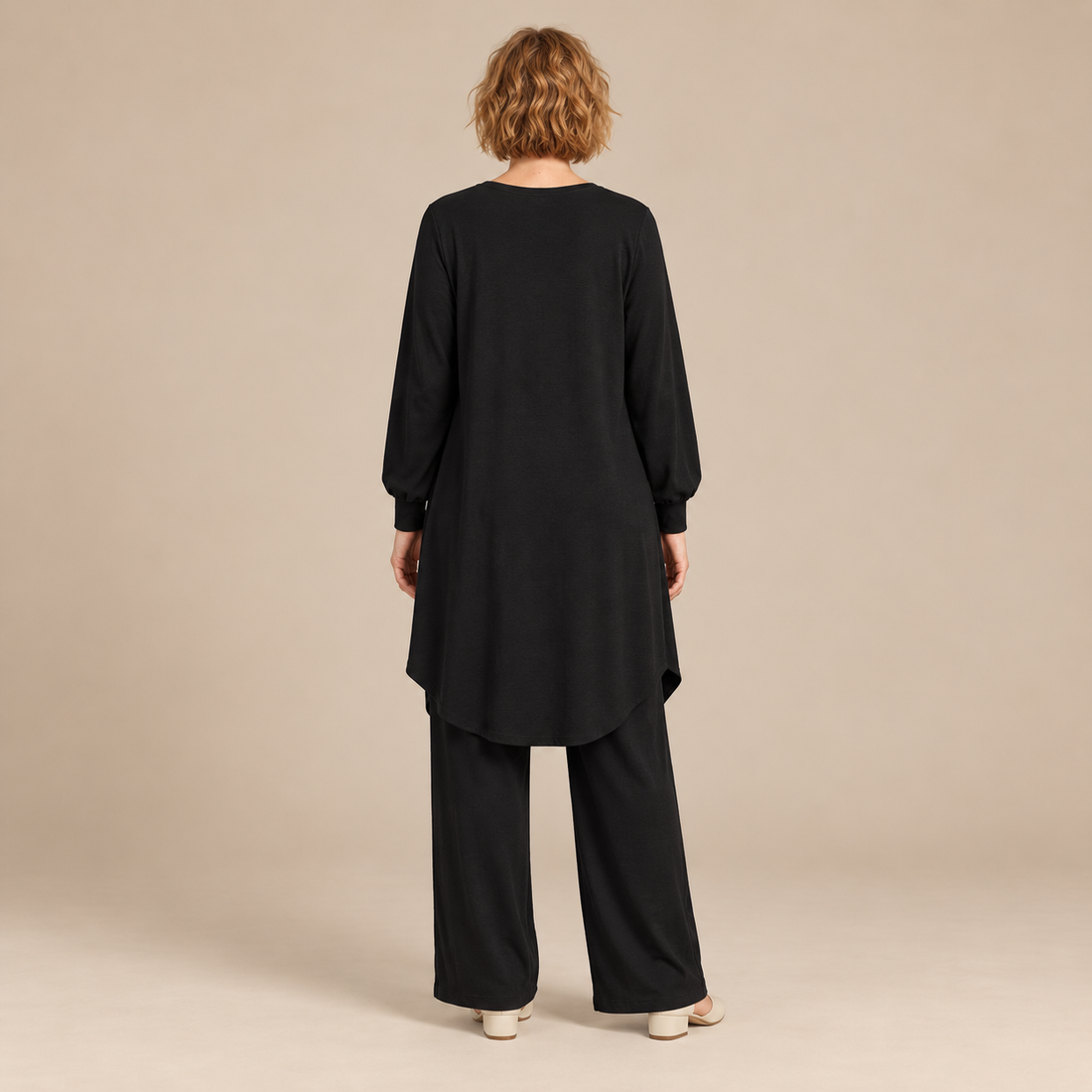 Damesset van blouse en broek met lange mouwen en rechte pijpen