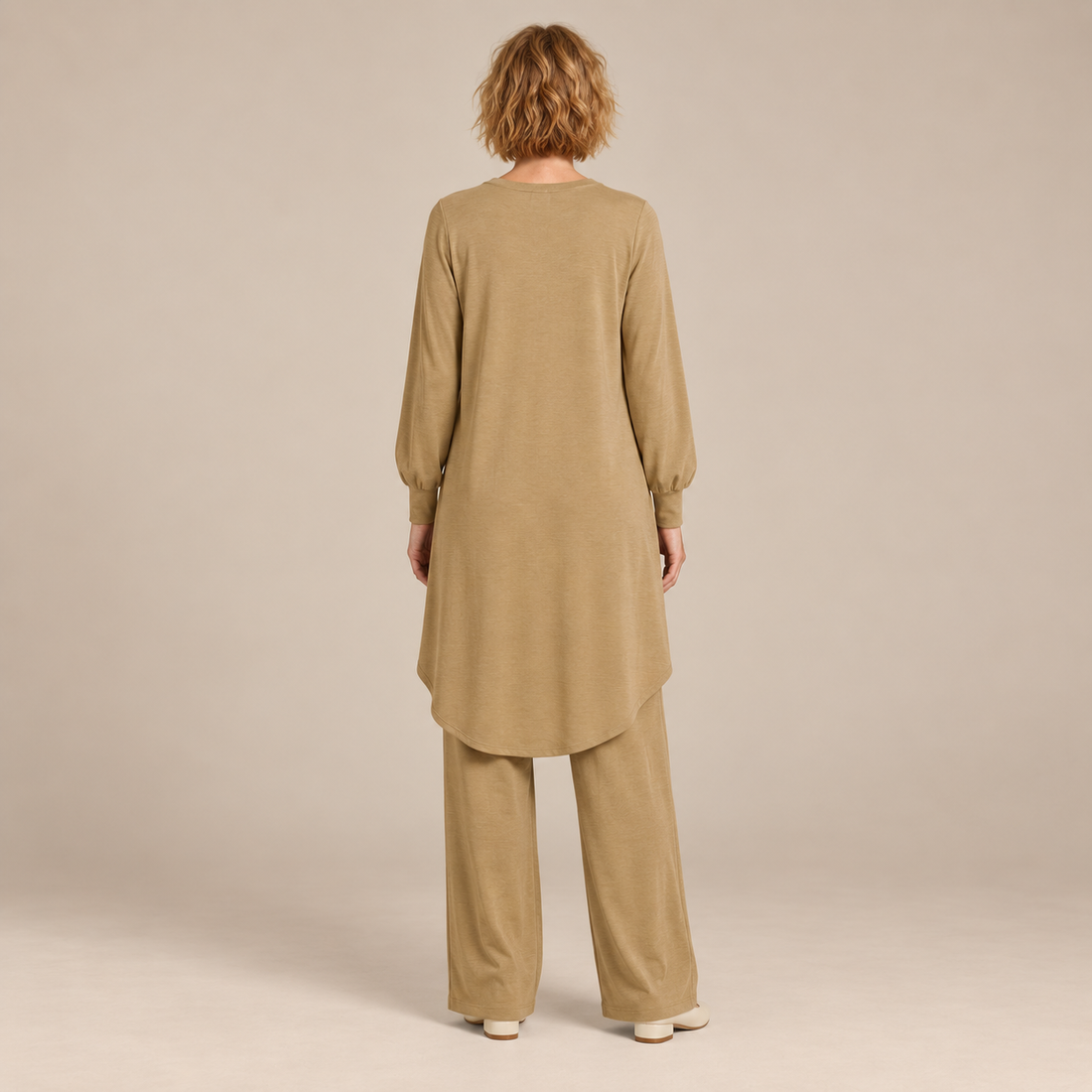 Damesset van blouse en broek met lange mouwen en rechte pijpen