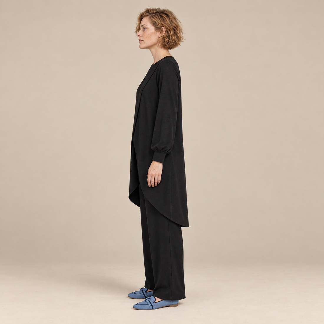 Damesset van blouse en broek met lange mouwen en rechte pijpen