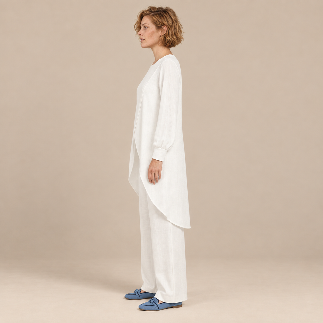 Damesset van blouse en broek met lange mouwen en rechte pijpen