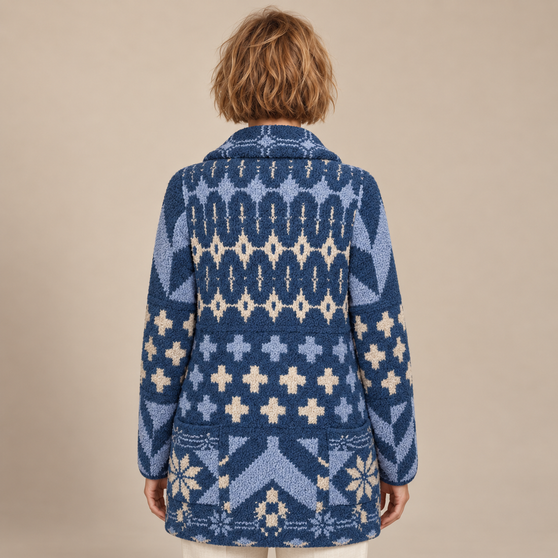 Damesvest met knoopsluiting en gebreid patroon