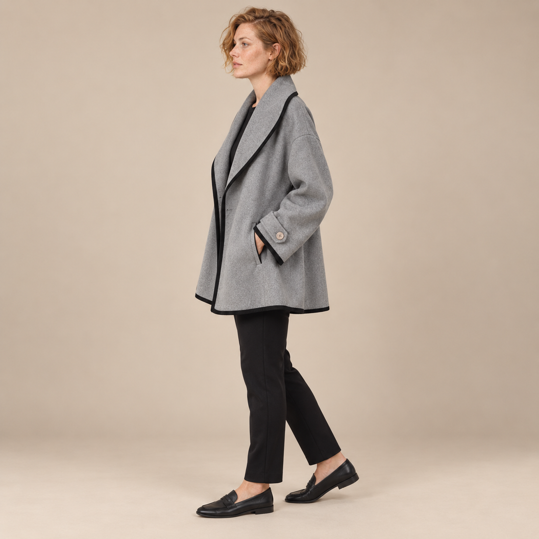 Oversized wollen damestrenchcoat met brede revers
