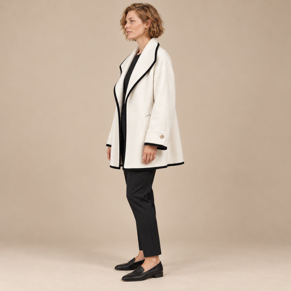 Oversized wollen damestrenchcoat met brede revers