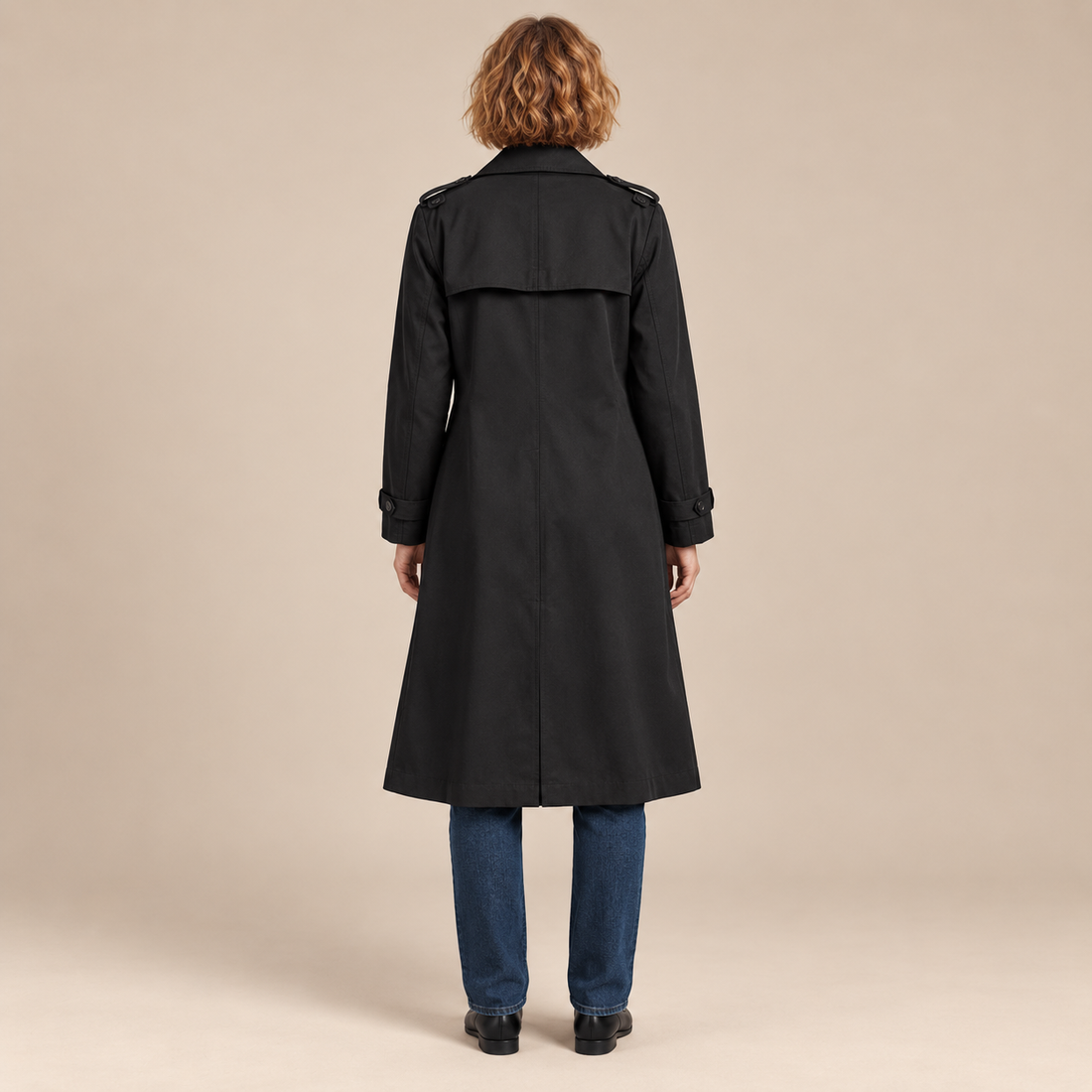 Dubbelrijige damestrenchcoat met strikceintuur en ontspannen pasvorm