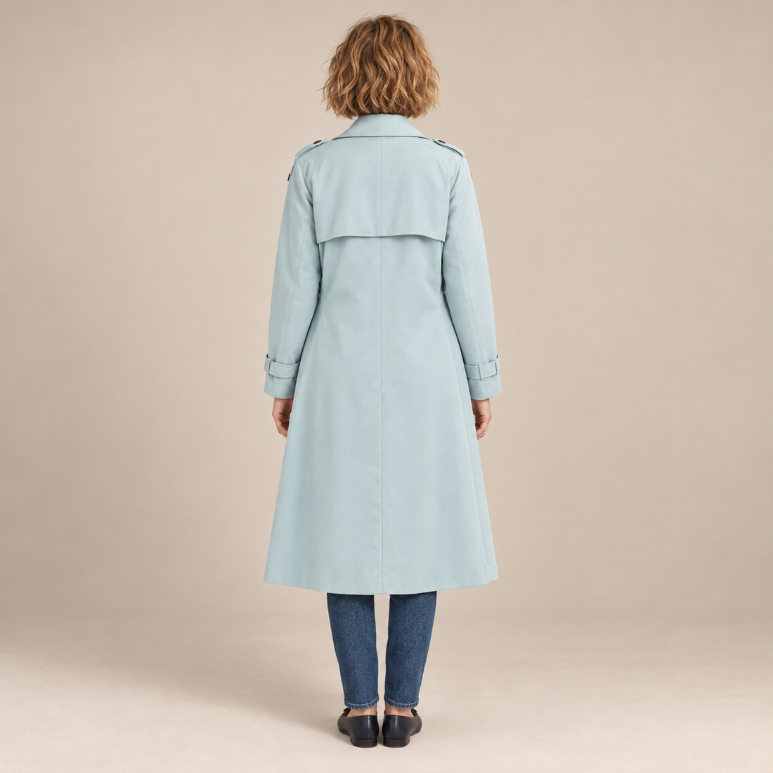 Dubbelrijige damestrenchcoat met strikceintuur en ontspannen pasvorm