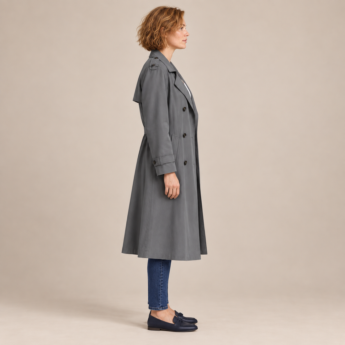 Dubbelrijige damestrenchcoat met strikceintuur en ontspannen pasvorm